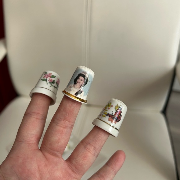 4/$50 Thumb sewing thimbles ceramic set of three, Royal family 🪡 - Picture 6 of 6